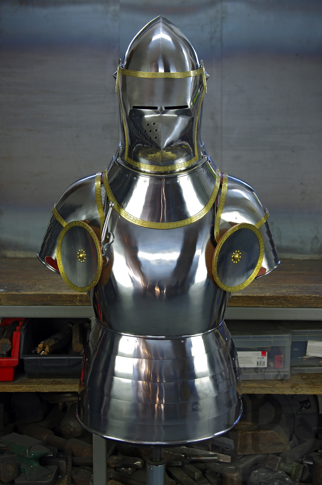 Part of armour inspired by depicts from Altar of St George of the Valencian school, circa 1410./Cz zbroi inspirowanej przedstawieniami z otarza w. Jerzego z warsztatu z Walencji, okoo 1410 rok.